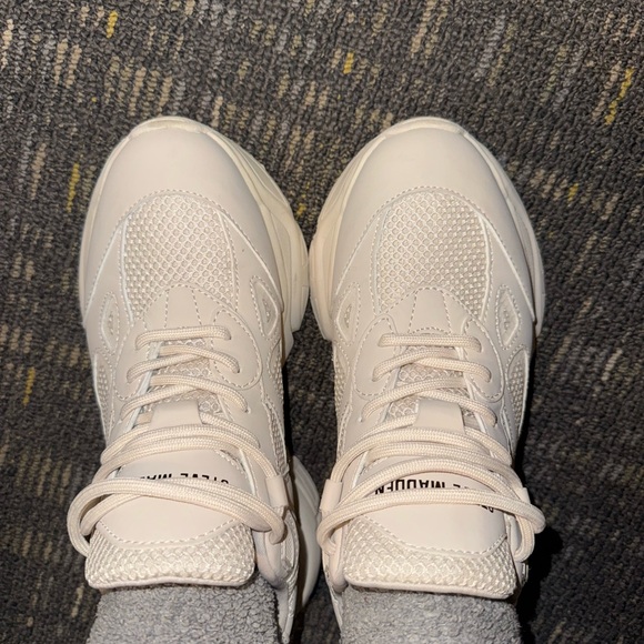 Stylish Cream Sneakers - Picture 9 of 10